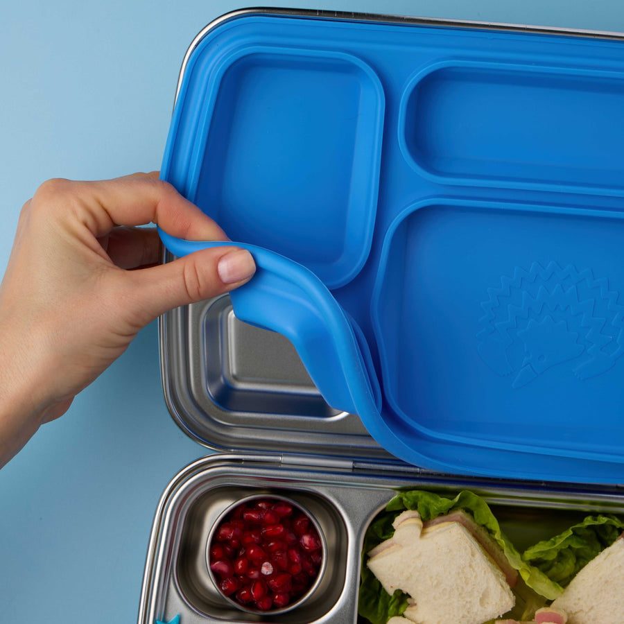 The silicone seal being lifted from a Big Blue Oli Eve Bento 4 lunchbox