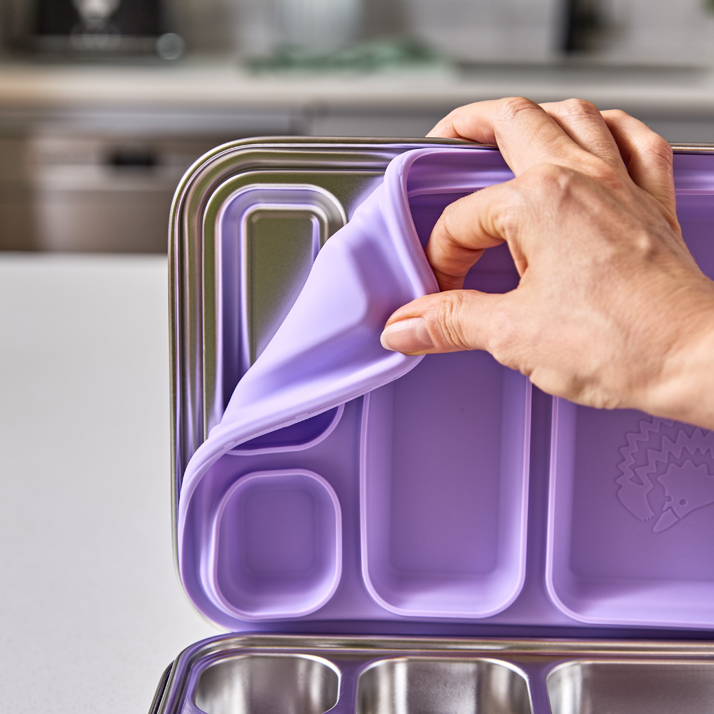 Oli Eve Bento 5 stainless steel lunchbox with silicone seal being removed for cleaning
